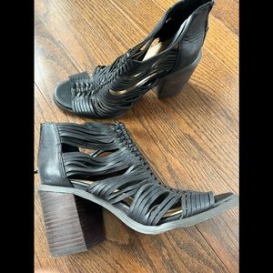 7M Lucky Brand Black Leather Heeled Sandals